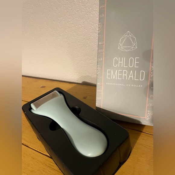 Chloe Emerald Soothing Face and Eye - Ice Roller - Picture 2 of 4